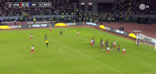 上半场比赛, 球被马丁内 上半场比赛, 球被马丁内